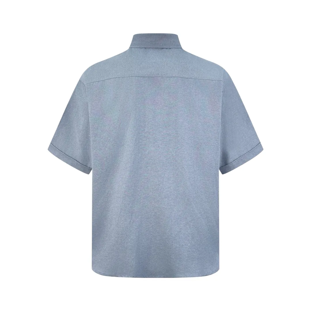 Ami Paris love embroidered short-sleeved shirt (gray blue). The original purchase was . The fabric is made of custom-made luxury Oxford cloth. It has excellent texture and is comfortable and close to the skin. The elegant gray and blue charm is quiet and elegant. A bright red love heart jumps out on the chest and is embellished like a work of art. It is casual yet exquisite. It is the ultimate simplification of color and conveys the love and persistence of life. The minimalist shape contains the soul of fashion and adopts imported machine embroidery technology. Using advanced computer control systems and precision mechanical components, Ami's love embroidery work is realized with high precision. The lines are smooth and delicate, and the fabrics have been washed. It has a better hand feel and texture, is not easy to deform, is not easy to shrink, is not easy to fade, and maintains long-term beauty. Size:S-M-L-XL